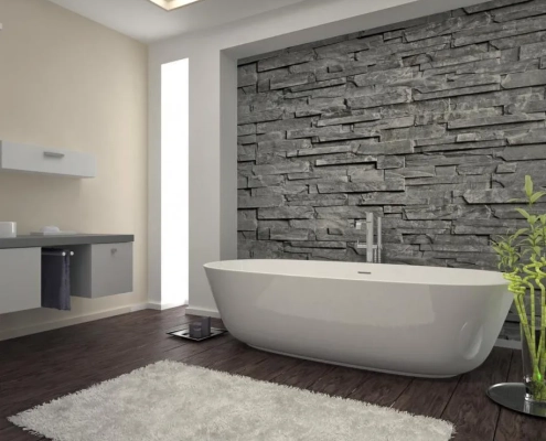 une salle de bain moderne avec un fond de fausses pierres