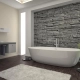 une salle de bain moderne avec un fond de fausses pierres